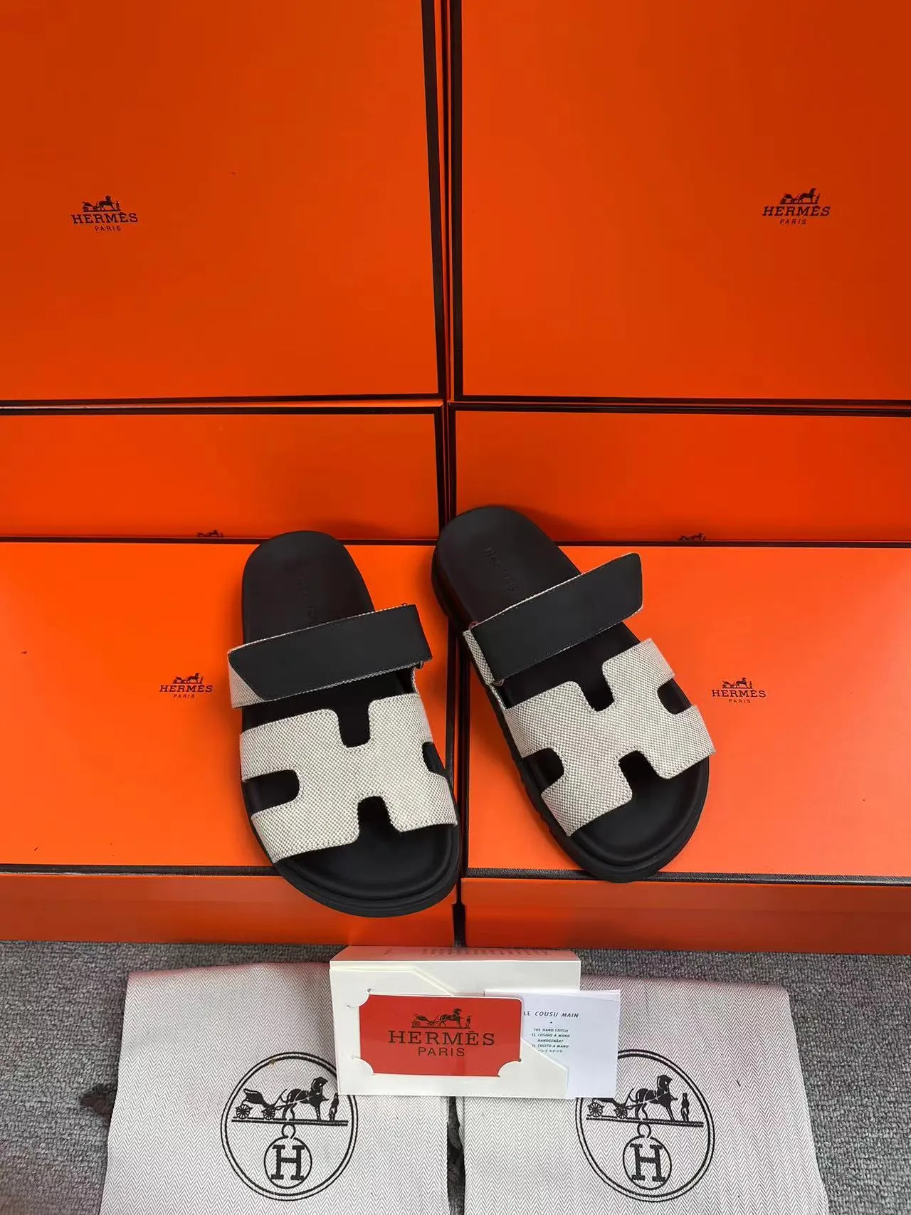 👟👟Ex-factory price 480👟👟, H HERMES is the same style for men and women, the couple's second uncle shoes that have become very popular recently - sandals, paired with various colorful socks, very trendy ✅Upper: imported mixed sheepskin and deerskin ✅Inner: imported mixed sheepskin ✅Outsole: Tpu non-slip and wear-resistant outsole ✅Size: women's 35-42. Male 38-46